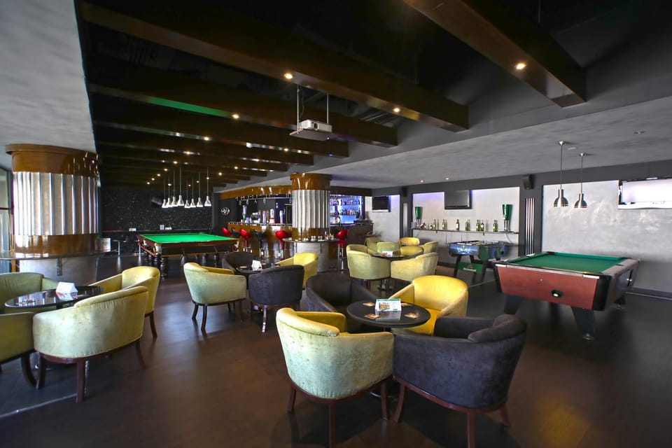 Restaurant/places to eat, Billiard, Lounge or bar, Evening entertainment, Sports, Lunch, Dinner, Alcoholic drinks, Non alcoholic drinks