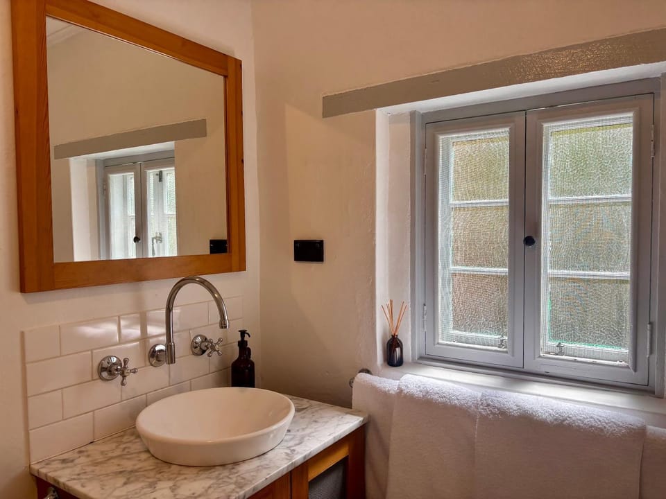 Shower, Hot Tub, Bathroom, Bath, hair dryier, towels