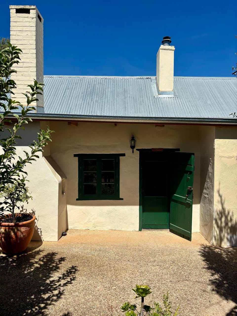 Property building, Patio, Facade/entrance, Garden, Parking, flat iron, internet, laundry, washing machine, dryer