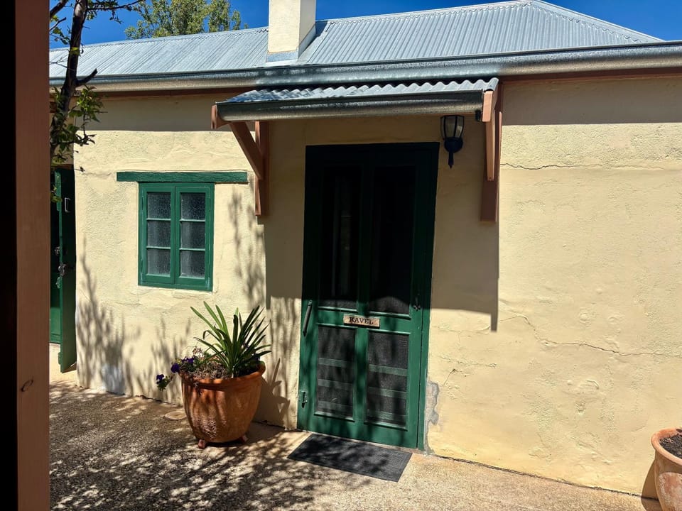 Property building, Patio, Facade/entrance, Day, BBQ facilities, Garden, Garden view, Garden view, Parking, flat iron, laundry, washing machine, dryer