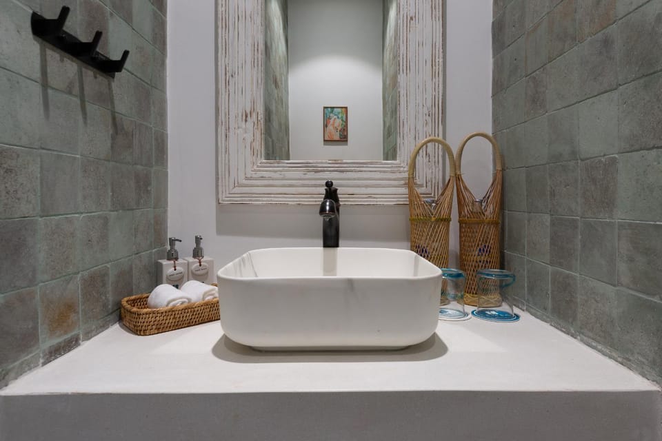 Toilet, towels