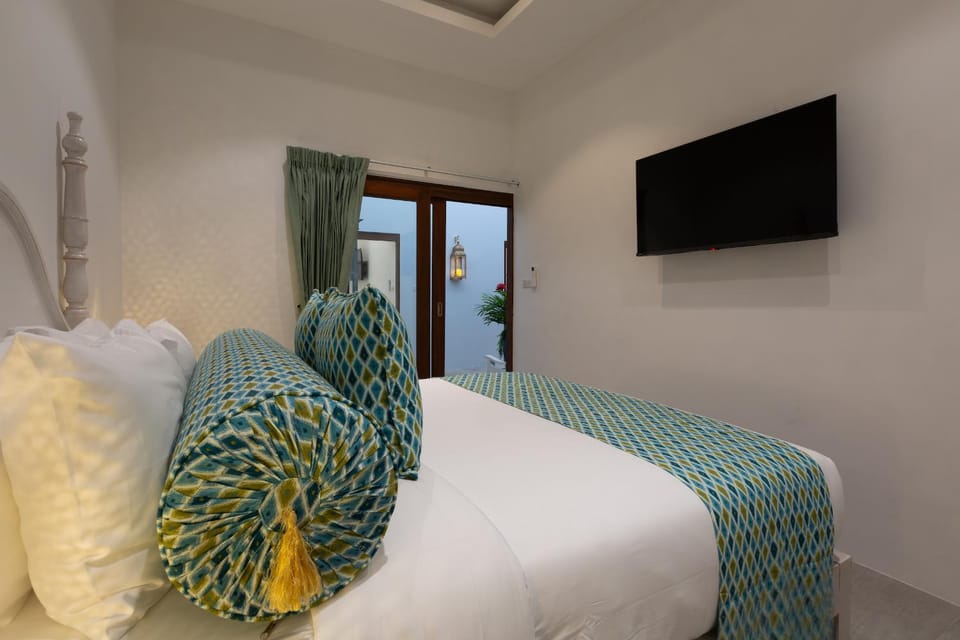 Bed, TV and multimedia, Bedroom