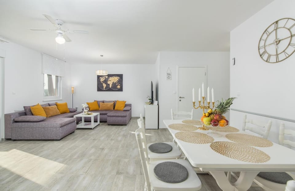 TV and multimedia, Living room, Seating area, Dining area