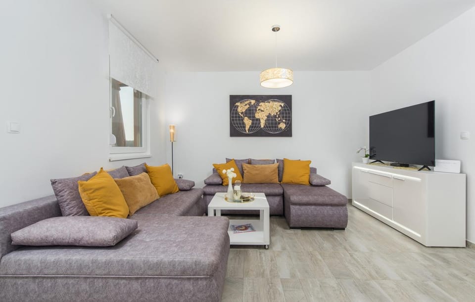 Communal lounge/ TV room, TV and multimedia, Living room, Seating area, Evening entertainment
