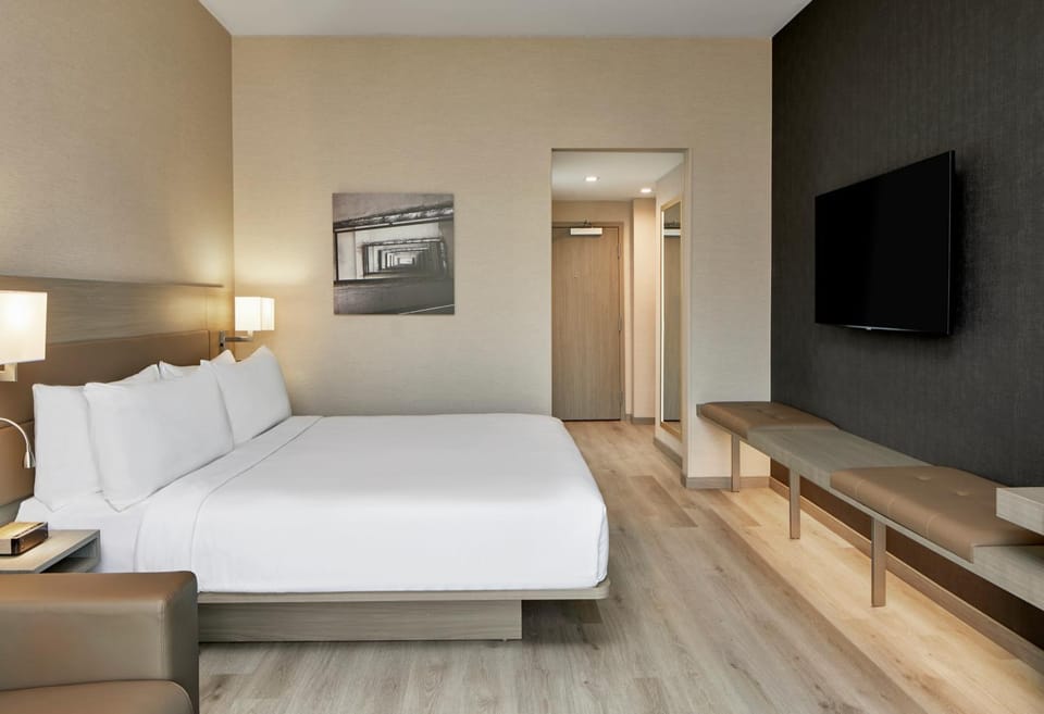 Bed, TV and multimedia, Seating area, Bedroom