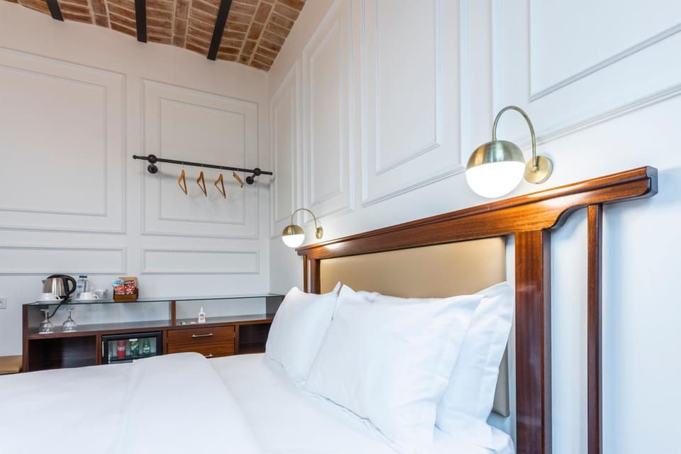 Bed, Coffee/tea facilities, Food and drinks, Bedroom, Drinks, Non alcoholic drinks