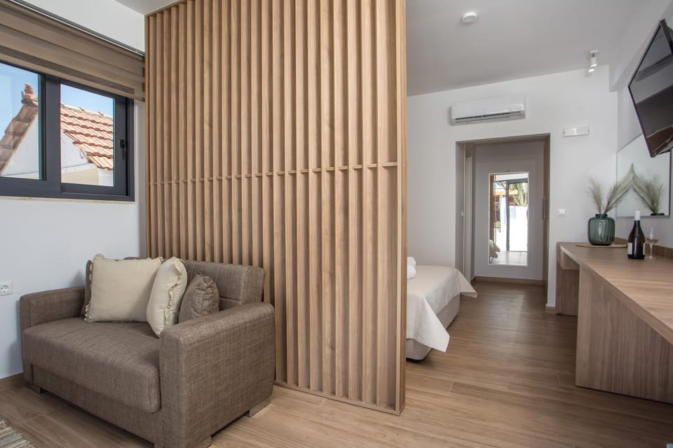 Bed, TV and multimedia, Living room, Photo of the whole room, Seating area, Bedroom, air conditioner