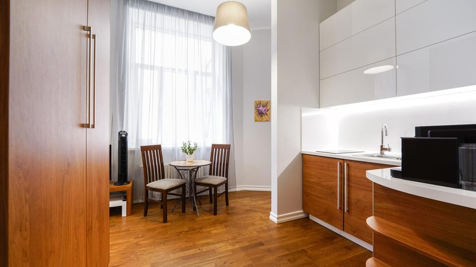Kitchen or kitchenette, Dining area