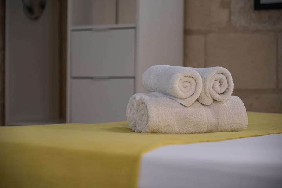 Bed, Bedroom, towels