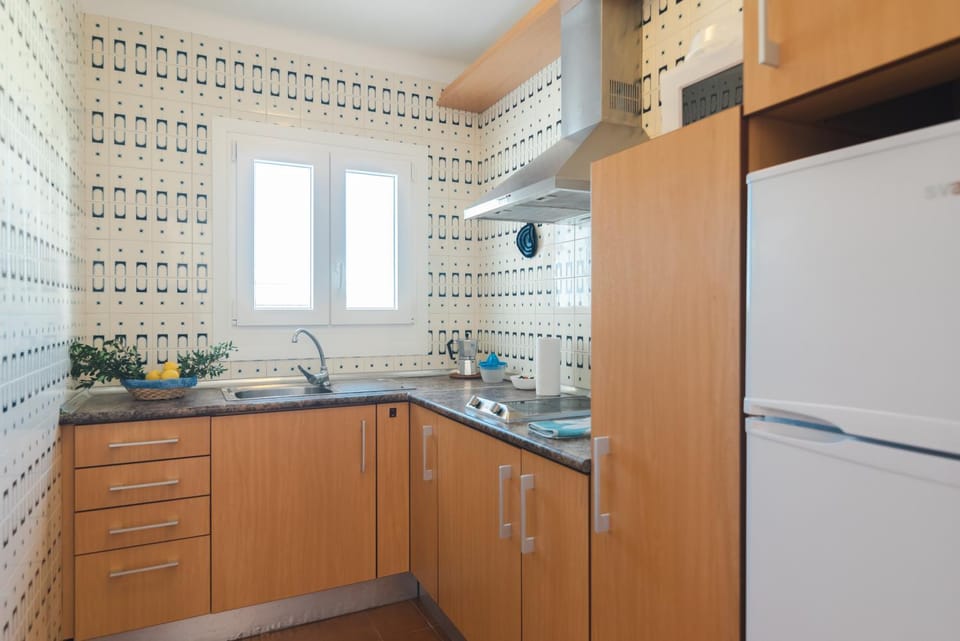 Kitchen or kitchenette, minibar, stove