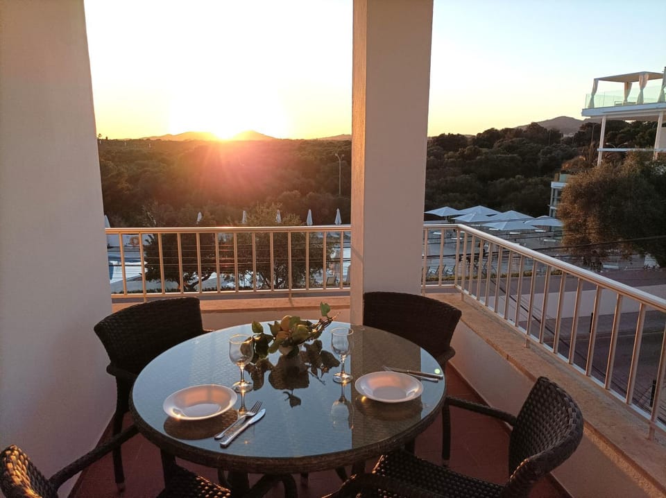 Day, Natural landscape, View (from property/room), Balcony/Terrace, Dining area, Mountain view, Sunrise, Sunset