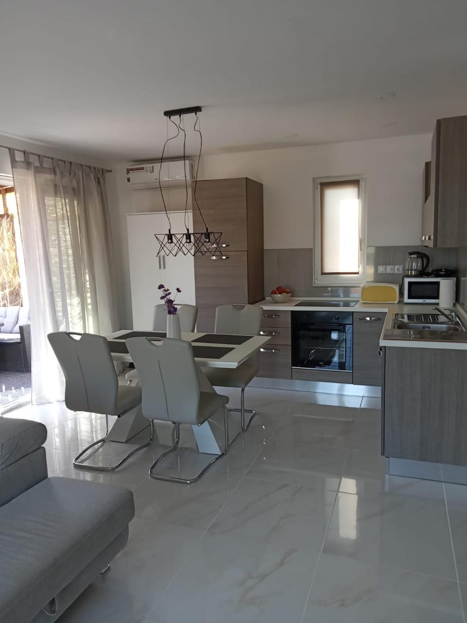 Dining area, kitchen