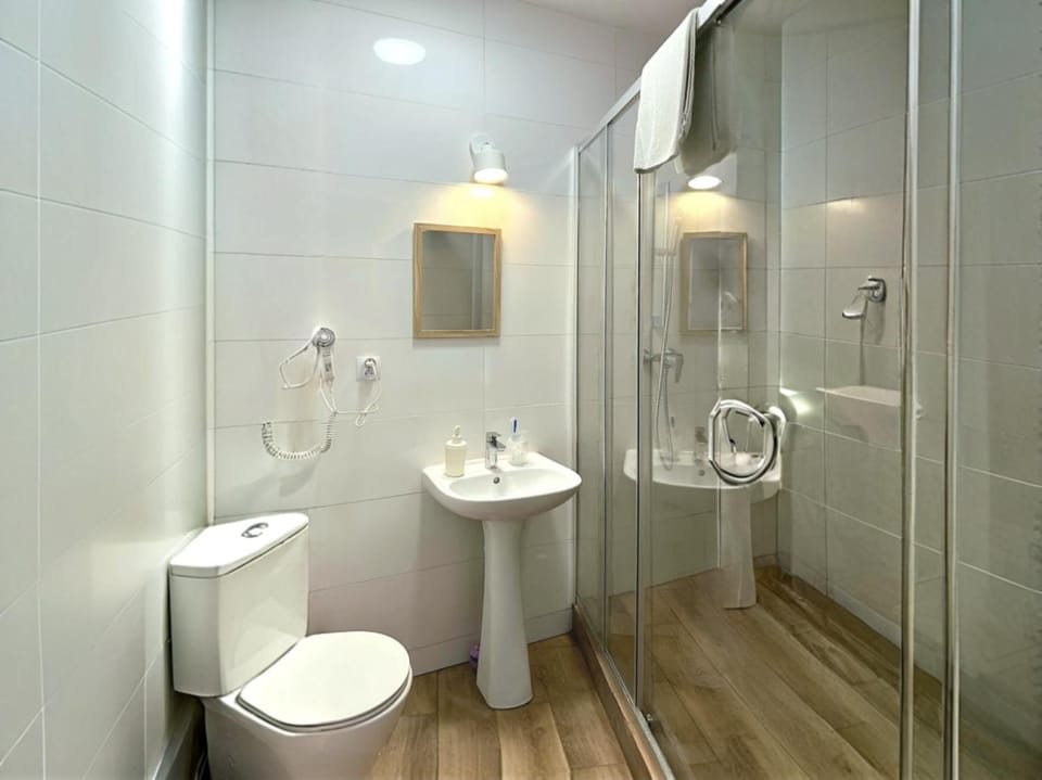 Shower, Toilet, Bathroom, towels