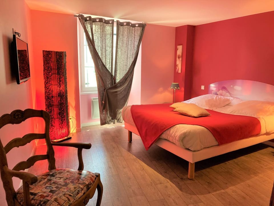 Bed, TV and multimedia, Photo of the whole room