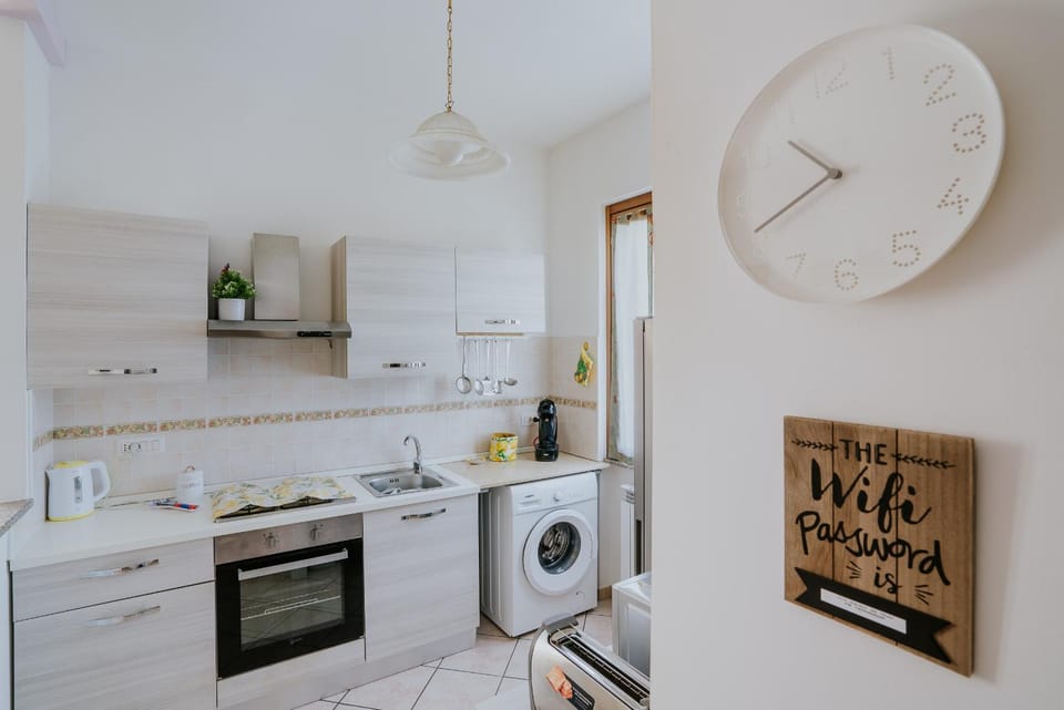 Kitchen or kitchenette, oven, pet friendly, stove, toaster, washing machine