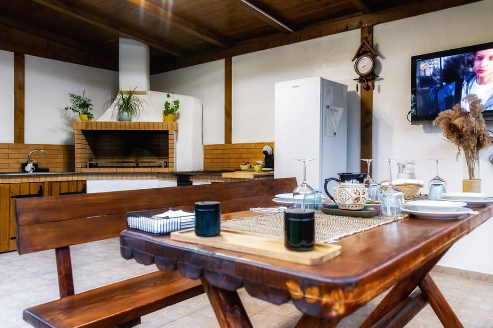 TV and multimedia, Kitchen or kitchenette, Food and drinks, Dining area, Food