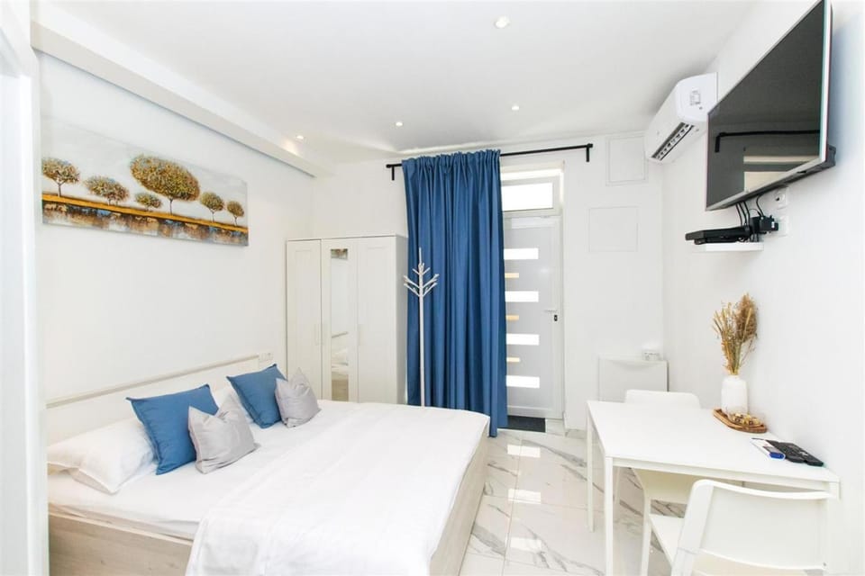 Bed, TV and multimedia, air conditioner
