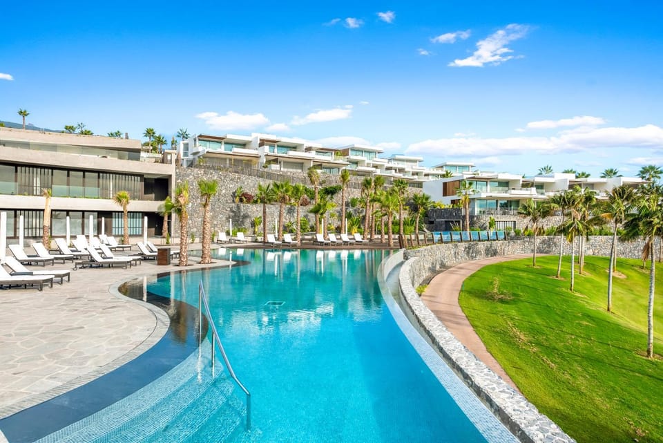 Day, Pool view, Swimming pool, sunbed