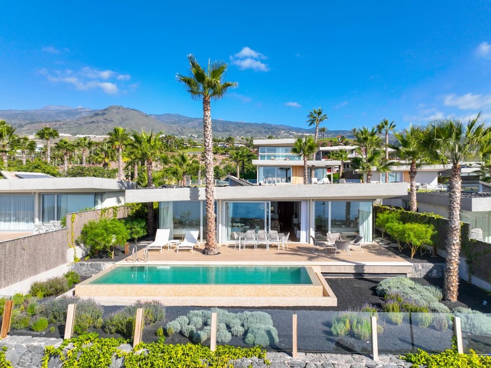 Property building, Day, Garden, Garden view, Pool view, Swimming pool, sunbed