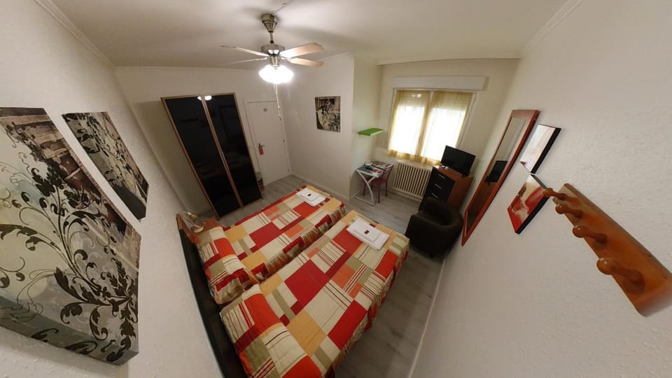 Bed, TV and multimedia, Photo of the whole room, Bedroom, fireplace, wardrobe