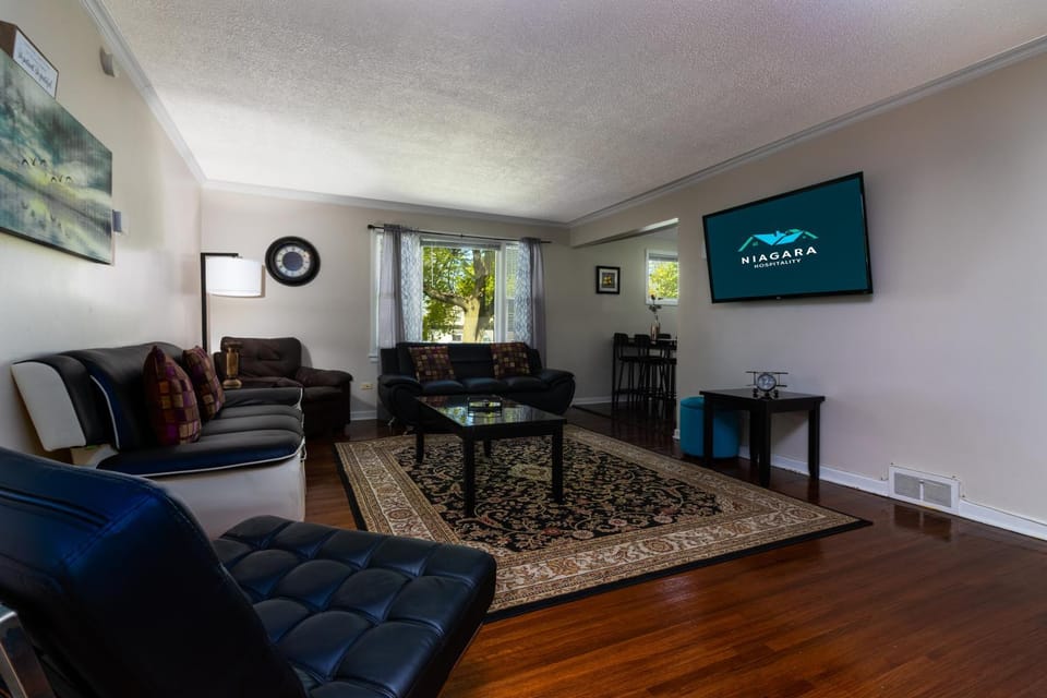 Large 7BR,4BA, Short walk to Niagara Falls House in Niagara Falls