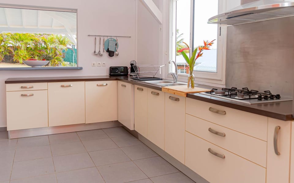 Kitchen or kitchenette, dishwasher, stove