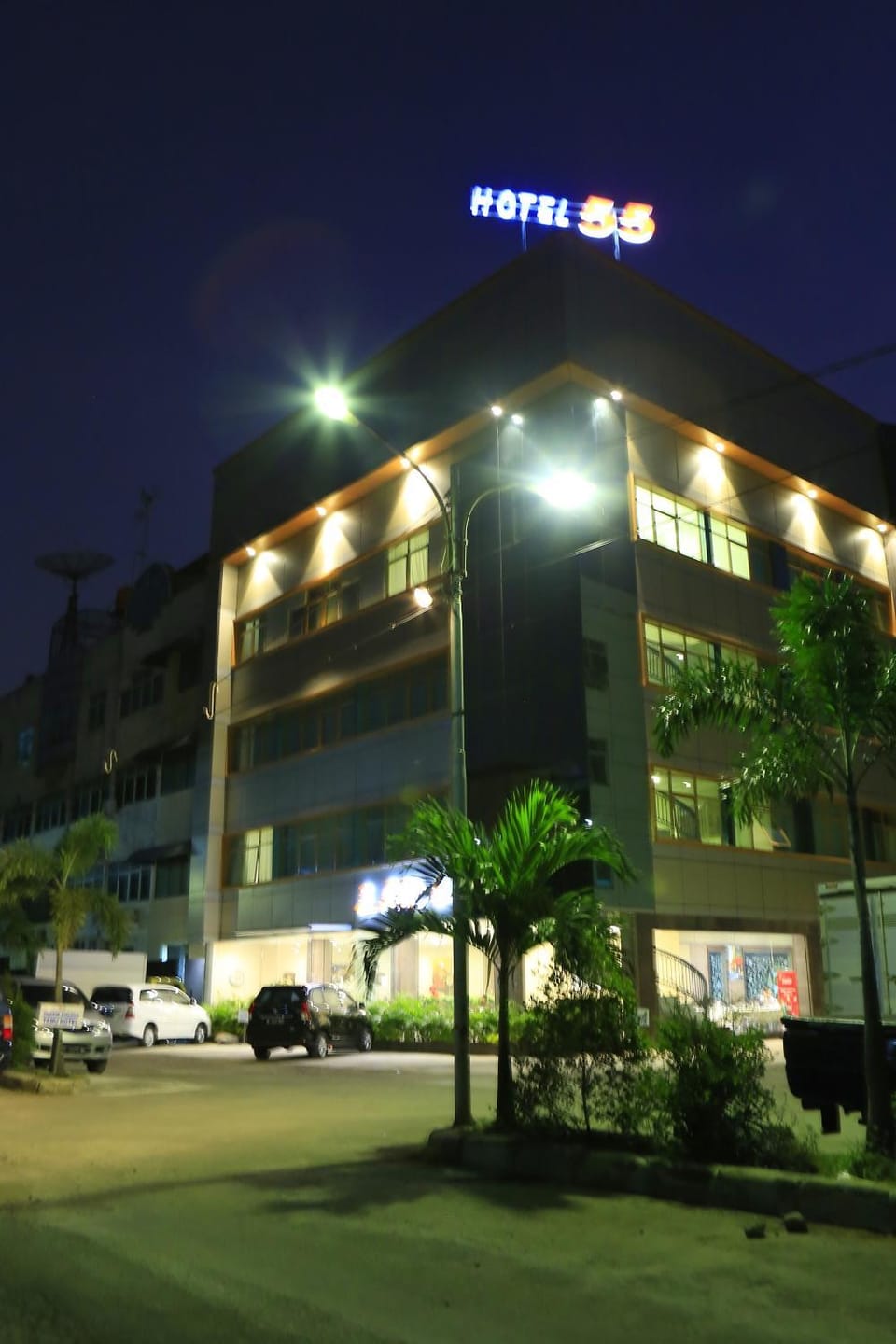Facade/entrance, Bird's eye view