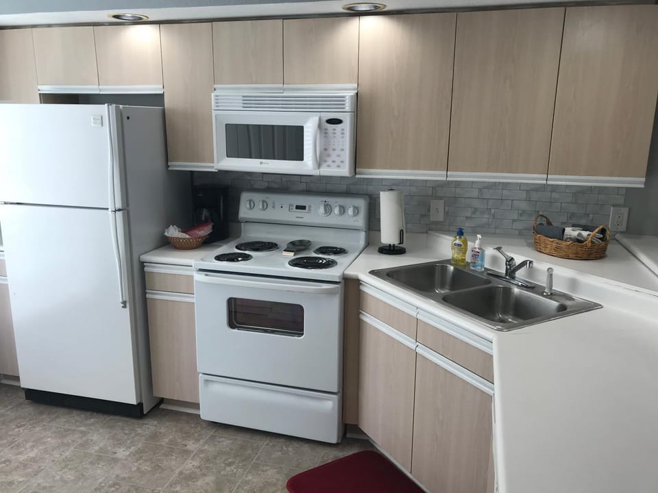 Coffee/tea facilities, Kitchen or kitchenette, dishwasher, minibar, pet friendly, stove