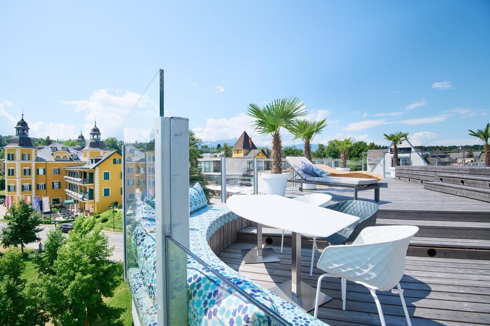 Nearby landmark, Bed, Natural landscape, Garden, Balcony/Terrace, Decorative detail, City view, Landmark view, Mountain view, Pool view, Street view, Swimming pool, Swimming pool