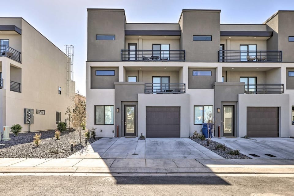 Spacious St George Townhome with Grill and Views! House in St George