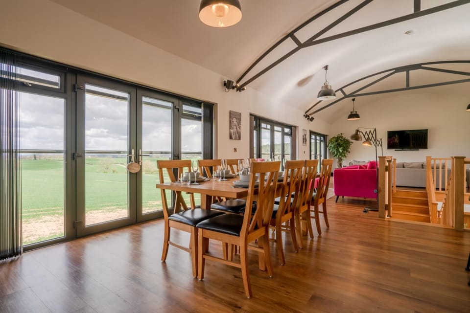 TV and multimedia, View (from property/room), Living room, Seating area, Dining area