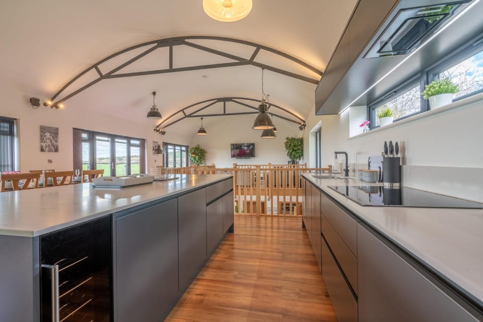 TV and multimedia, Kitchen or kitchenette, Living room, Seating area, Dining area