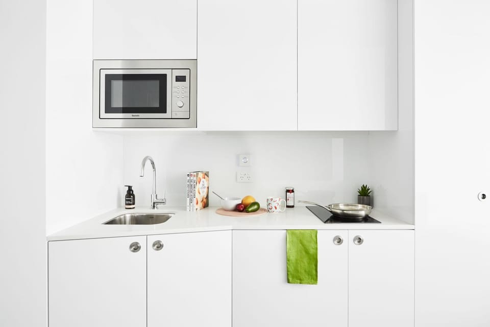 Kitchen or kitchenette, minibar, stove
