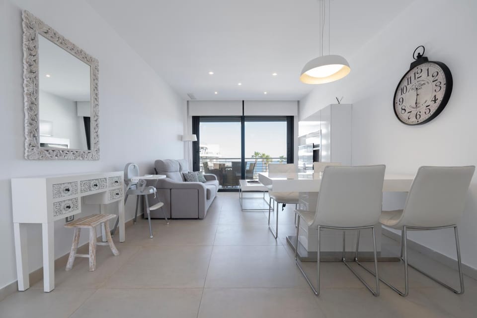 Kitchen or kitchenette, Living room, Seating area, Dining area