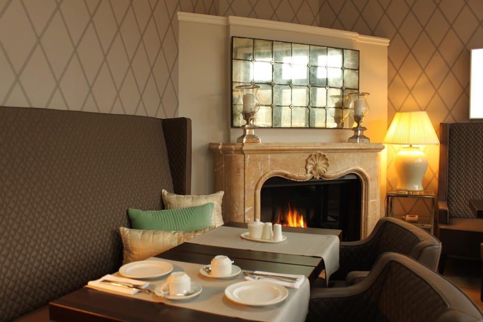 Restaurant/places to eat, Seating area, Buffet breakfast