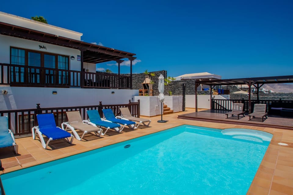CASA LAURA VISTA LOBOS - spacious Villa with heatable pool and sea views Villa in Playa Blanca