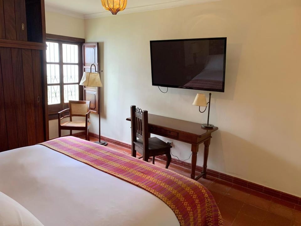 TV and multimedia, Seating area, Bedroom