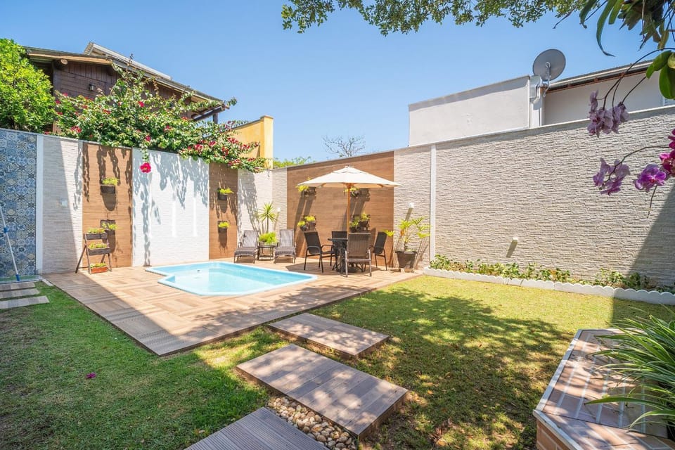Casa com piscina e área de lazer com 08 dormitórios House in Bombinhas