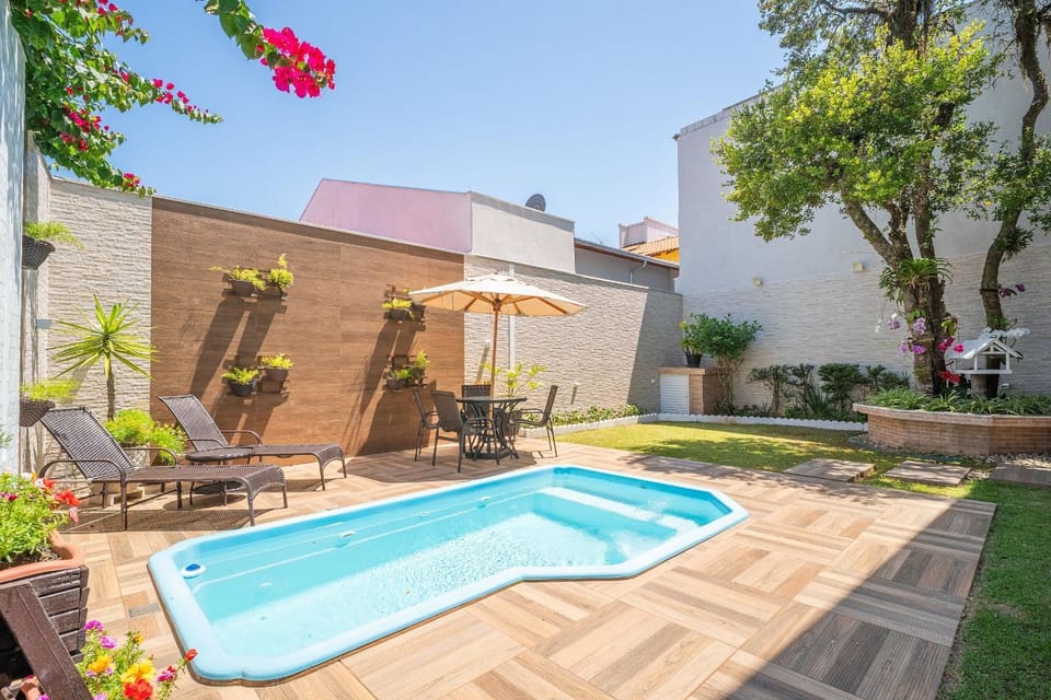 Casa com piscina e área de lazer com 08 dormitórios House in Bombinhas
