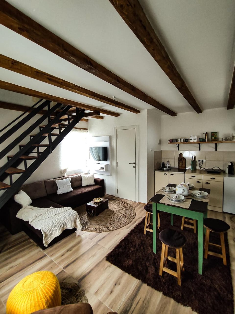 Kitchen or kitchenette, Living room, Seating area, Dining area