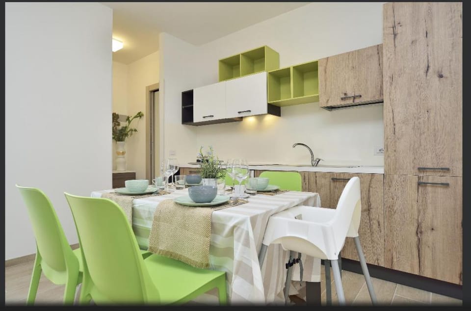 Kitchen or kitchenette, Living room, Seating area, Dining area, pet friendly, stove
