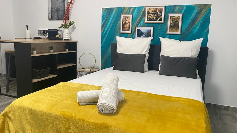 Bed, Photo of the whole room, Bedroom, towels