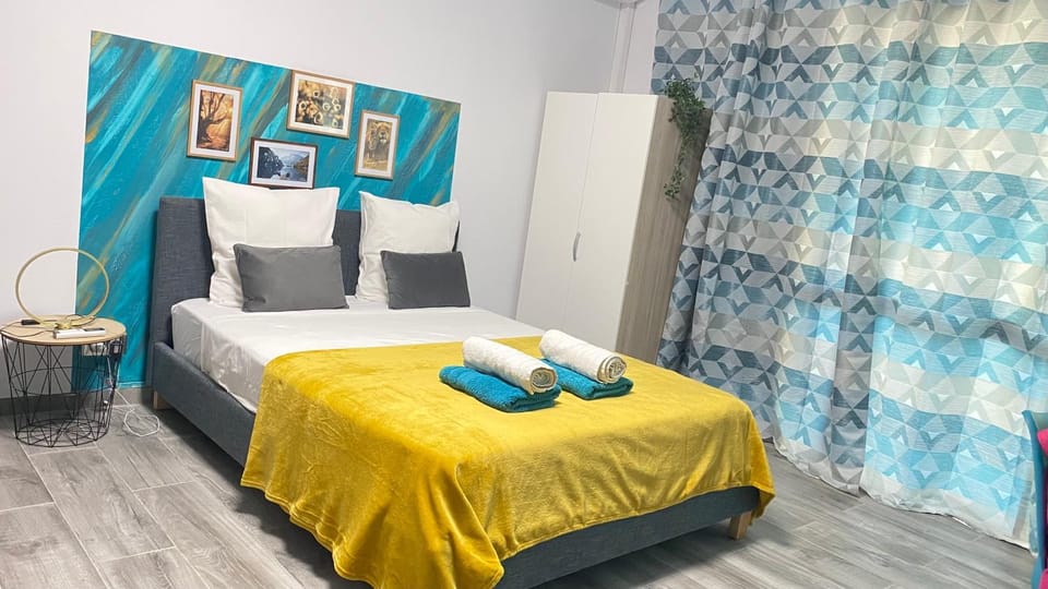 Bed, Photo of the whole room, Bedroom, towels