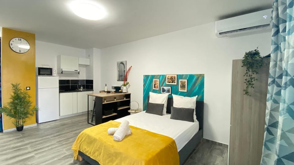 Bed, Kitchen or kitchenette, Photo of the whole room, Dining area, Bedroom, air conditioner