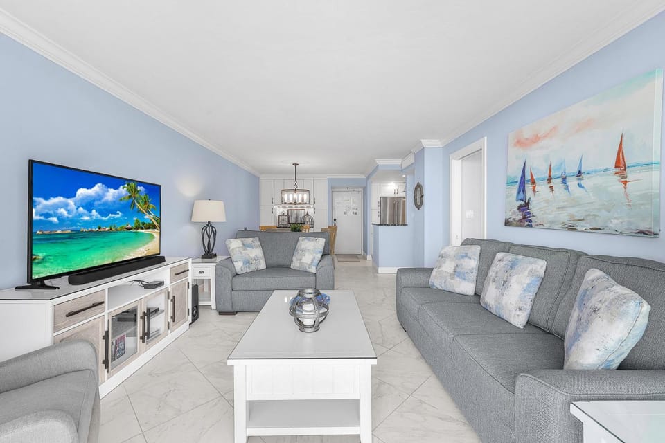 Beachfront condo with views, pool and tennis courts House in Marco Island