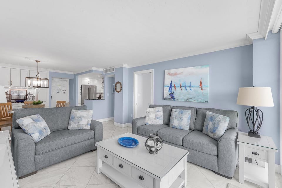 Beachfront condo with views, pool and tennis courts House in Marco Island