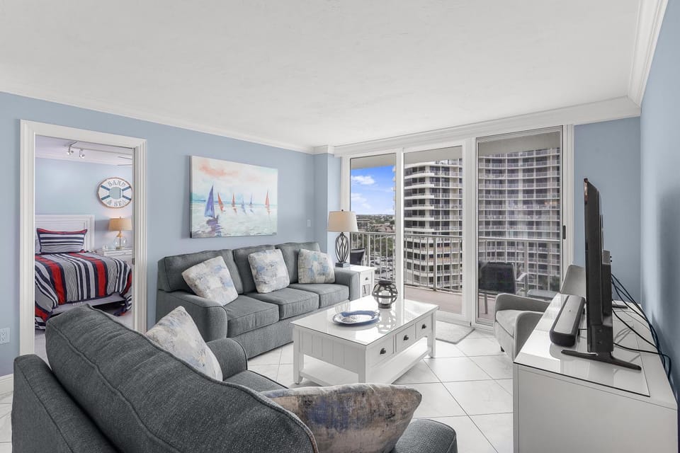 Beachfront condo with views, pool and tennis courts House in Marco Island
