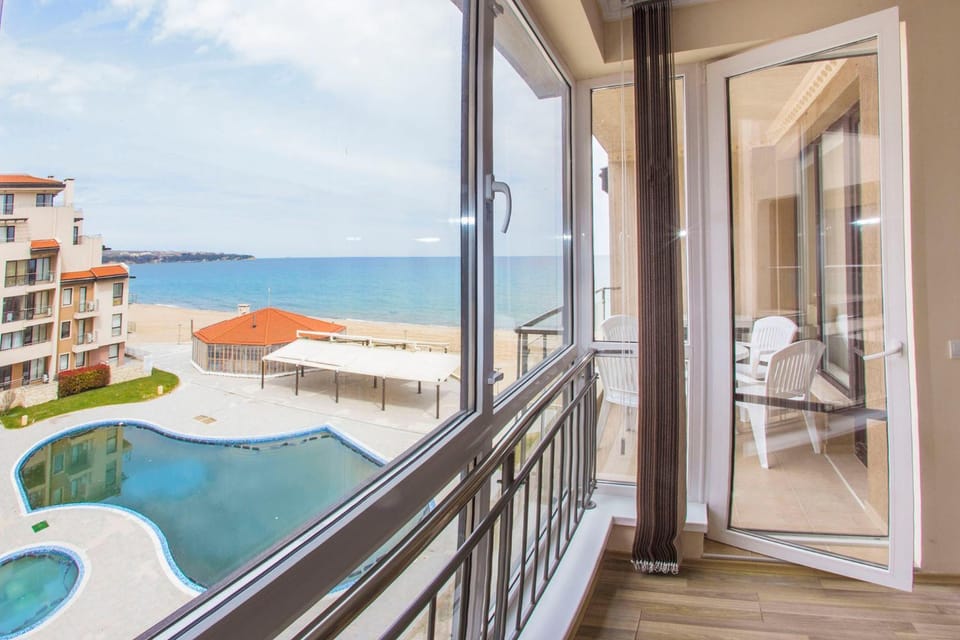 Pool view, Sea view