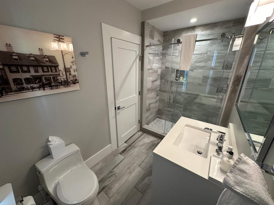 Entire Modern 7 Unit 7 Bath Boutique Inn House in Newport