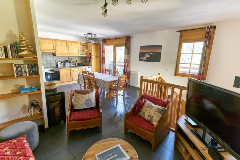 Library, TV and multimedia, Kitchen or kitchenette, Living room, Seating area, Dining area